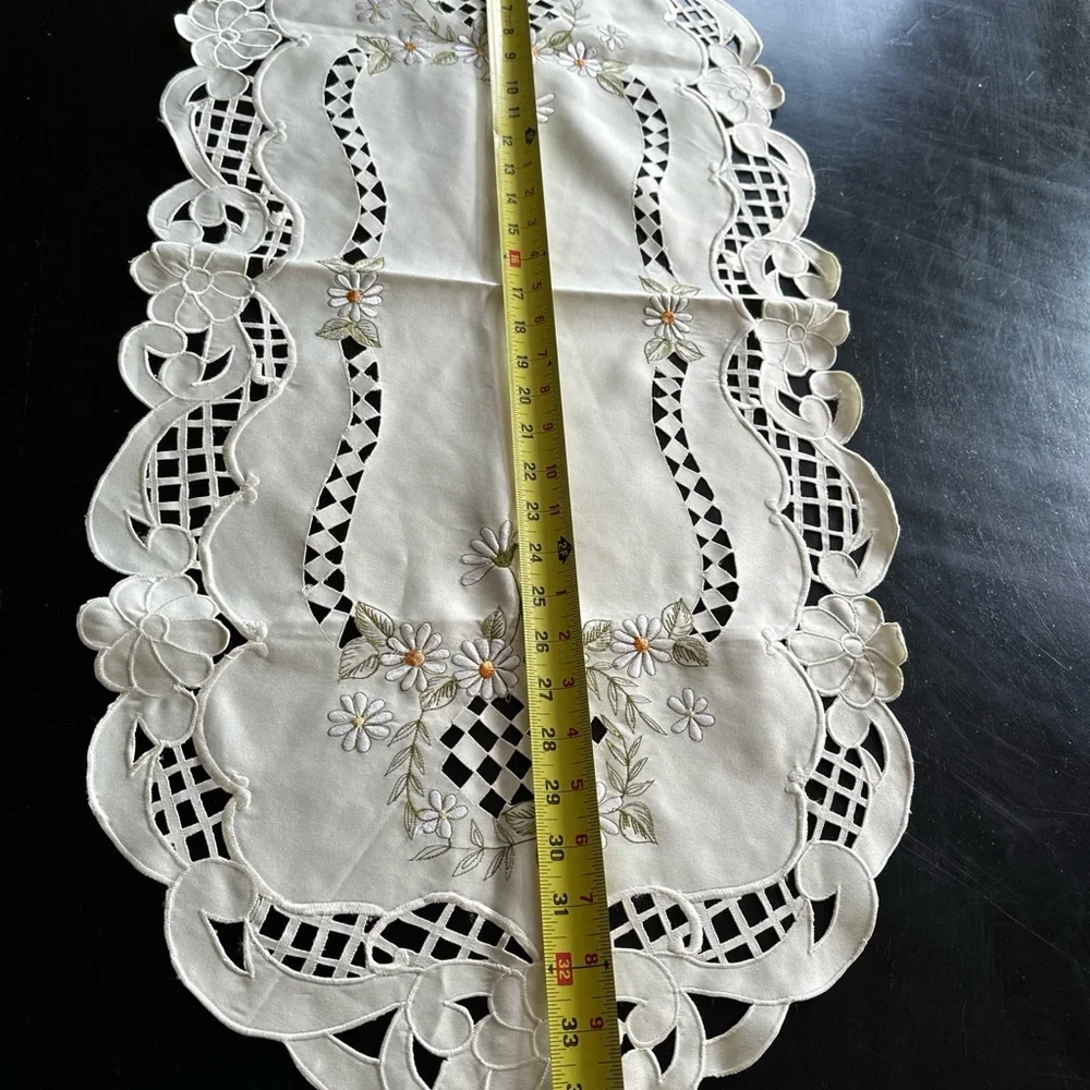 Vintage Embroidered Daisy Table Runner Dresser Scarf Scalloped Rounded Edges‎